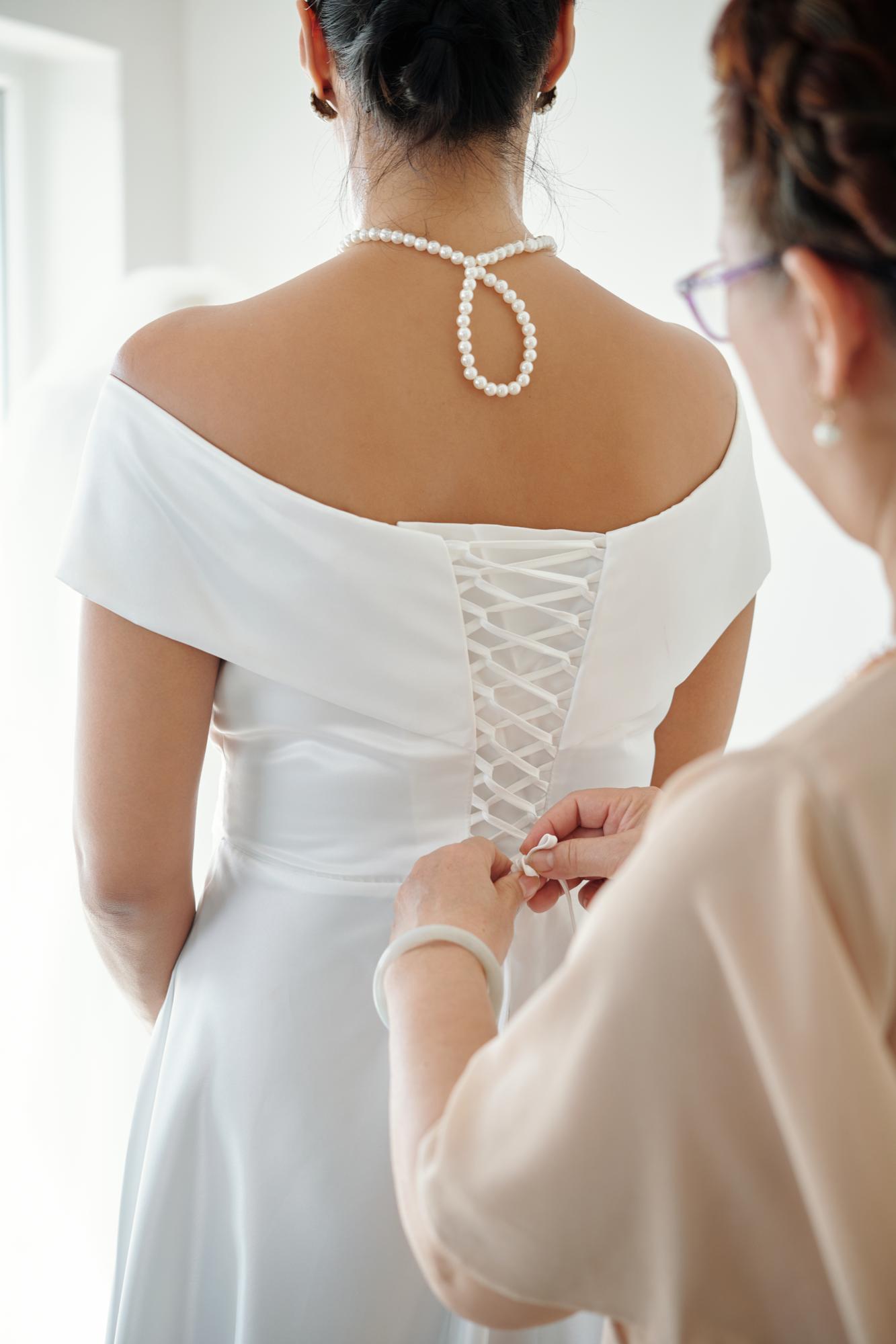 Noiva se arrumando com vestido pronta-entrega